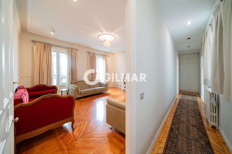 Foto a0baa384-9434-409e-a55a-3078143874ae. Piso en pleno corazón histórico , en el codiciado barrio de cortes, presentamos esta elegante propiedad ubicada en una de las en Madrid