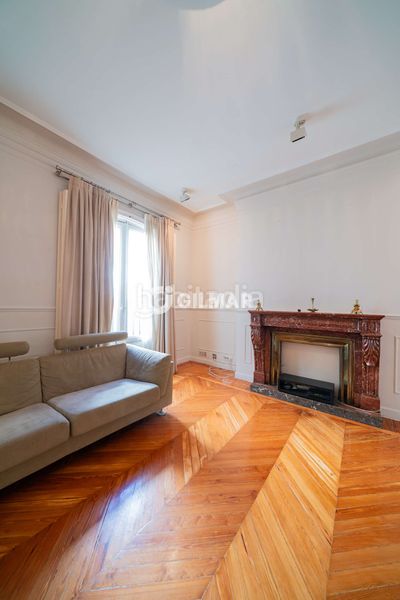 Foto a9a74fe3-e04c-40ea-b7b4-0911c0649aaf. Piso en pleno corazón histórico , en el codiciado barrio de cortes, presentamos esta elegante propiedad ubicada en una de las en Madrid