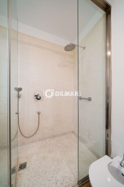 Foto ae3f6301-ac1a-457e-a740-ca5ffe30a12a. Piso en pleno corazón histórico , en el codiciado barrio de cortes, presentamos esta elegante propiedad ubicada en una de las en Madrid