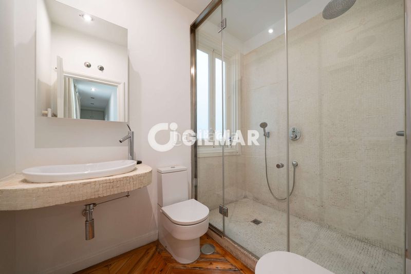 Foto c4a17dd8-2504-4fa5-8804-7991d494b8e1. Piso en pleno corazón histórico , en el codiciado barrio de cortes, presentamos esta elegante propiedad ubicada en una de las en Madrid