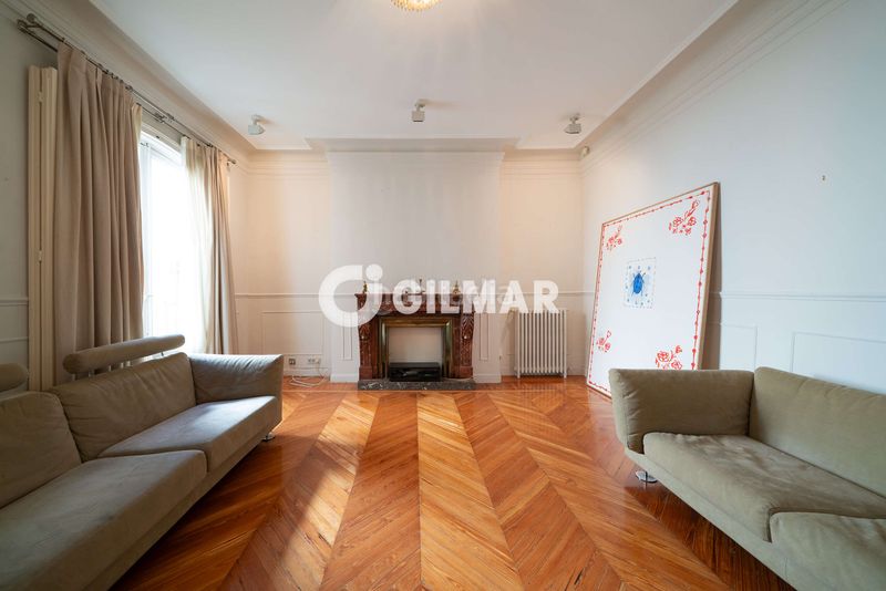 Foto cc57b0df-b503-44ae-a3c9-1679c265a69b. Piso en pleno corazón histórico , en el codiciado barrio de cortes, presentamos esta elegante propiedad ubicada en una de las en Madrid