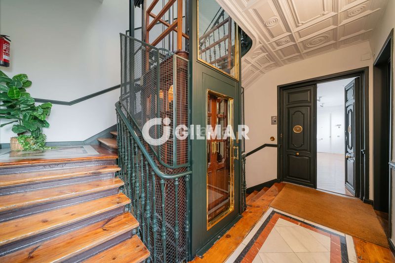 Foto cebe3215-8cae-4b8e-91f0-0db4c42f3d8a. Piso en pleno corazón histórico , en el codiciado barrio de cortes, presentamos esta elegante propiedad ubicada en una de las en Madrid