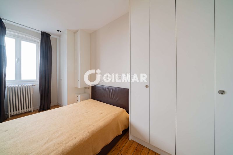 Foto d2ee337f-cd15-494c-92d5-f51991d1d520. Piso en pleno corazón histórico , en el codiciado barrio de cortes, presentamos esta elegante propiedad ubicada en una de las en Madrid