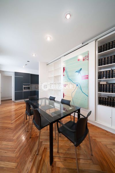 Foto d6462da3-2333-4333-bd88-c49d811d1afa. Piso en pleno corazón histórico , en el codiciado barrio de cortes, presentamos esta elegante propiedad ubicada en una de las en Madrid