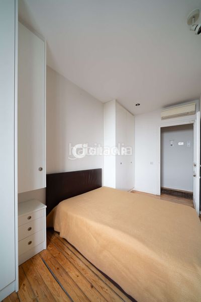 Foto ddacf3f6-27af-474d-bf71-0bbac99b40ac. Piso en pleno corazón histórico , en el codiciado barrio de cortes, presentamos esta elegante propiedad ubicada en una de las en Madrid