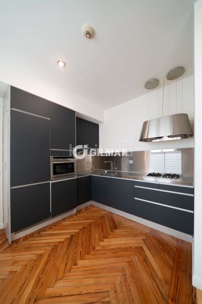 Foto e3f11538-81d0-421f-844e-6b733b9876ff. Piso en pleno corazón histórico , en el codiciado barrio de cortes, presentamos esta elegante propiedad ubicada en una de las en Madrid