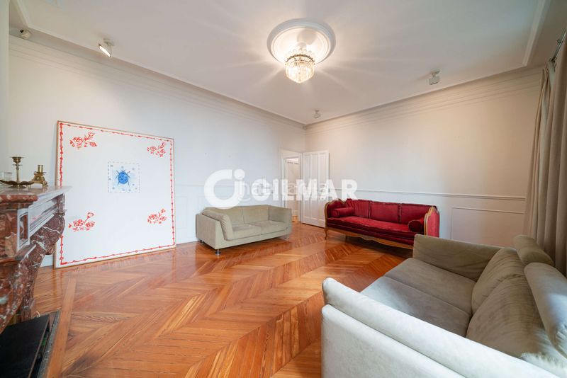 Foto eafdddc1-0f66-493a-b71a-28d20898c9a7. Piso en pleno corazón histórico , en el codiciado barrio de cortes, presentamos esta elegante propiedad ubicada en una de las en Madrid