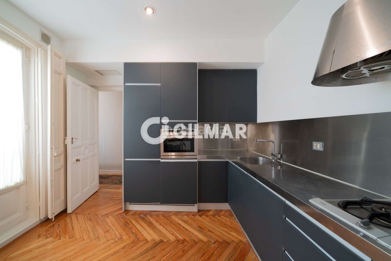 Foto ef08374f-c9a1-4eab-9671-8df010d385b9. Piso en pleno corazón histórico , en el codiciado barrio de cortes, presentamos esta elegante propiedad ubicada en una de las en Madrid