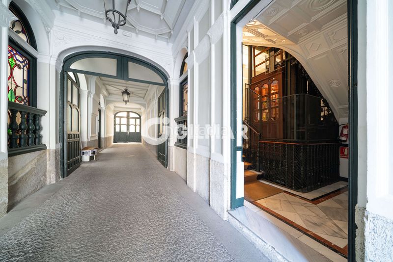Foto f460400a-be0b-45fd-a322-ea12166e5eef. Piso en pleno corazón histórico , en el codiciado barrio de cortes, presentamos esta elegante propiedad ubicada en una de las en Madrid