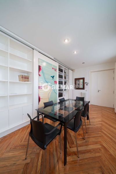 Foto fb5bb05e-bc5e-4bf8-9bee-cb31f858073d. Piso en pleno corazón histórico , en el codiciado barrio de cortes, presentamos esta elegante propiedad ubicada en una de las en Madrid