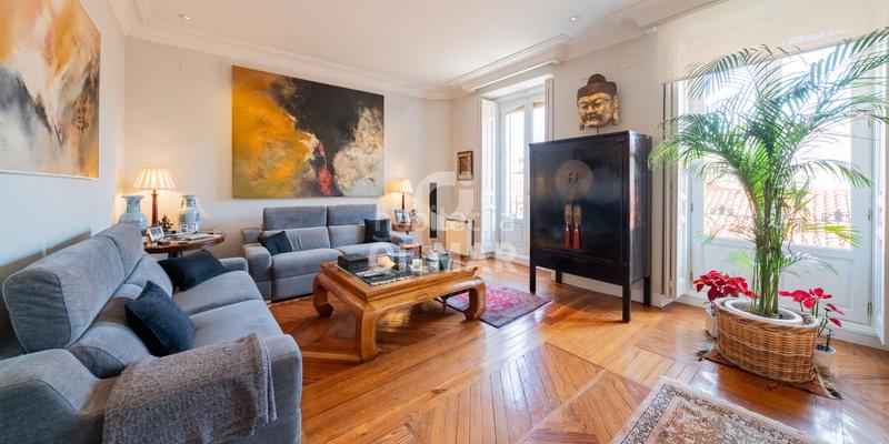 Foto 3cbf5ea1-f4cc-4275-93ab-c7ac113fe03f. Piso te presentamos una espectacular vivienda en el emblemático barrio de justicia, en el corazón . este exclusivo piso cuenta en Madrid