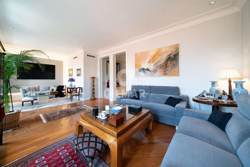 Foto 42d29a81-85e3-4e13-85e2-900f03a93406. Piso te presentamos una espectacular vivienda en el emblemático barrio de justicia, en el corazón . este exclusivo piso cuenta en Madrid