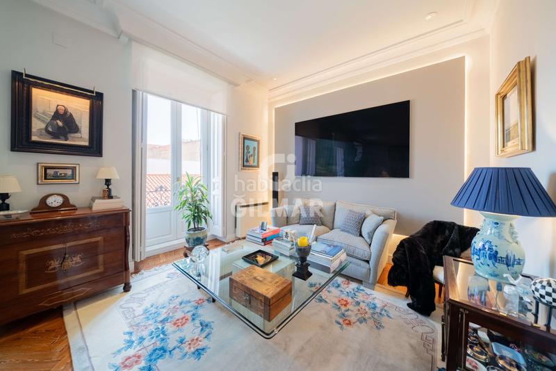 Foto 454ec88b-fa99-48f1-97d7-5dc4188df398. Piso te presentamos una espectacular vivienda en el emblemático barrio de justicia, en el corazón . este exclusivo piso cuenta en Madrid
