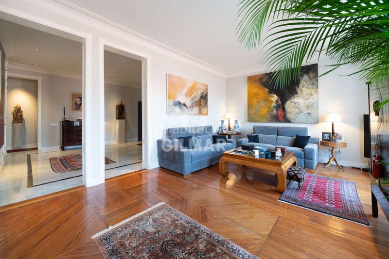 Foto 5f8a0012-5f62-43b0-b6a6-ce3daf9fa6e4. Piso te presentamos una espectacular vivienda en el emblemático barrio de justicia, en el corazón . este exclusivo piso cuenta en Madrid