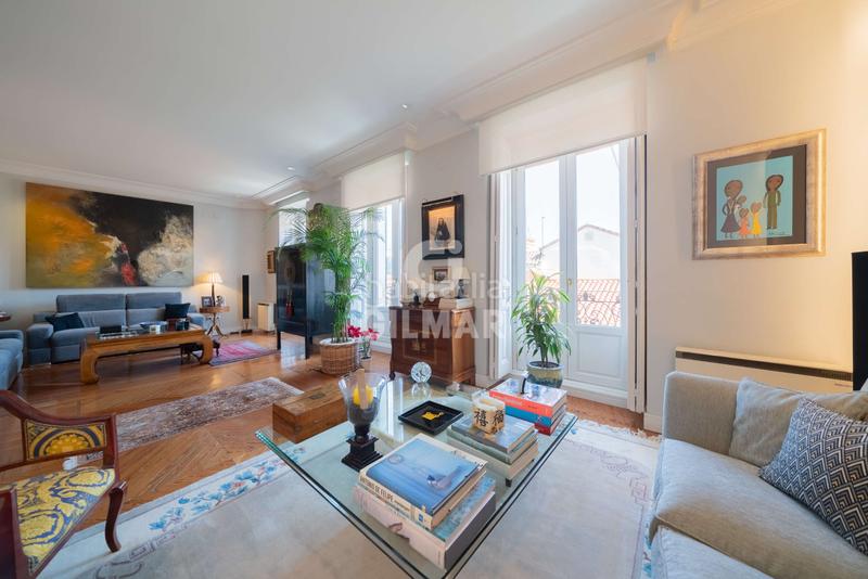 Foto 6e6b1d7b-8727-4a67-bd5a-675612fb54f1. Piso te presentamos una espectacular vivienda en el emblemático barrio de justicia, en el corazón . este exclusivo piso cuenta en Madrid