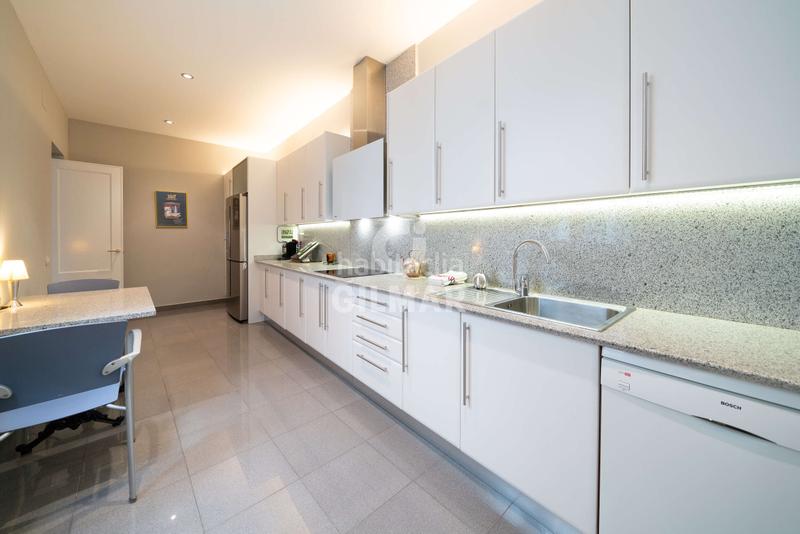 Foto 9277d832-384e-4a52-a302-95d7bfd58932. Piso te presentamos una espectacular vivienda en el emblemático barrio de justicia, en el corazón . este exclusivo piso cuenta en Madrid