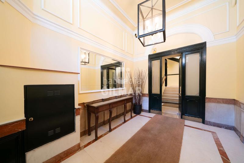 Foto a7f19436-4115-4867-ad7d-166452243a3a. Piso te presentamos una espectacular vivienda en el emblemático barrio de justicia, en el corazón . este exclusivo piso cuenta en Madrid