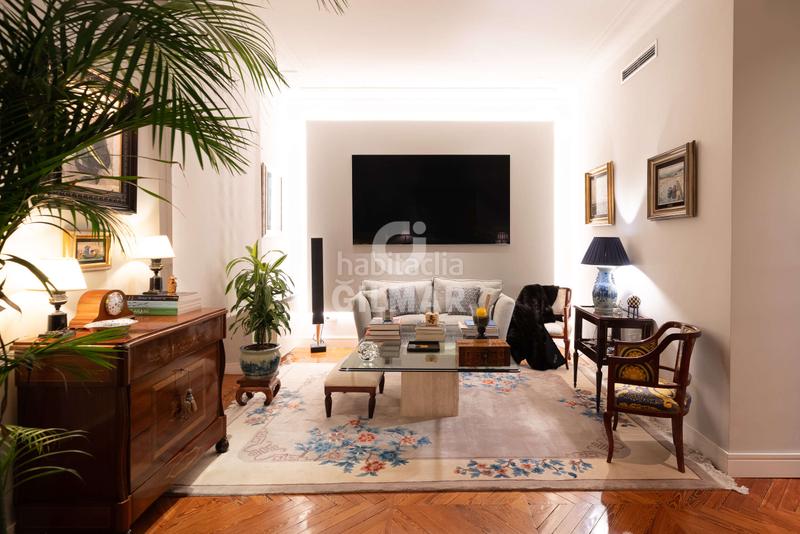 Foto eb8a5db5-4bbb-4f50-8fd6-576888284cbd. Piso te presentamos una espectacular vivienda en el emblemático barrio de justicia, en el corazón . este exclusivo piso cuenta en Madrid
