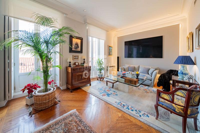 Foto fbd21596-c2ec-4b24-b241-3cf24117d57f. Piso te presentamos una espectacular vivienda en el emblemático barrio de justicia, en el corazón . este exclusivo piso cuenta en Madrid
