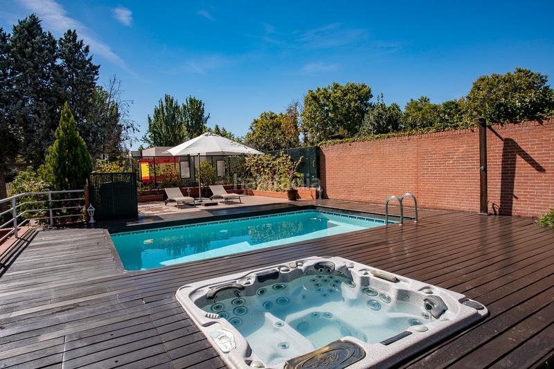 Foto f25f71ae-e924-45fd-a82f-a74c5bbe180a. Casa adossada amb calefacció aparcament piscina a Madrid