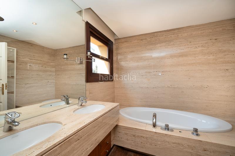 Foto c073d7b1-8136-42f9-888e-e1d0c5e5746f. Casa pareada chalet unifamiliar en conde orgaz en Madrid