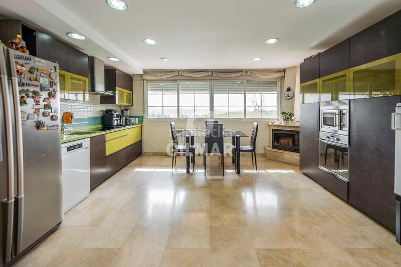 Foto ef45e473-2ff4-4b94-8e24-46b6e67c0e18. Casa a schiera con riscaldamento parcheggio piscina in Madrid