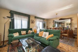 Casa adossada a Canillejas. Ubicado en el exclusivo barrio de canillejas, en el distrito de