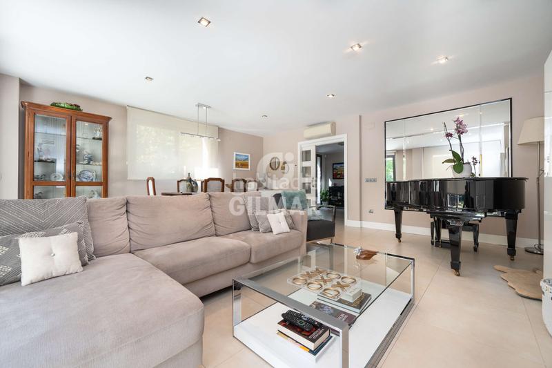 Foto dfa27d18-7f39-49d3-8091-0d2bf4ecfab5. Xalet amb calefacció aparcament piscina a Canillejas Madrid