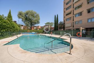 Flat in Alameda de Osuna. Exclusivo piso en urbanización cerrada con piscina y zonas depor