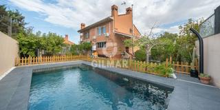 Doppelhaus in Las Conejeras-Eparragal. Descubre este exclusivo chalet pareado en coslada, una joya arqu