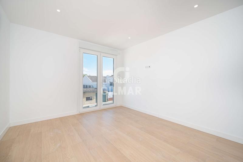 Foto fda82b85-aead-4c1b-ac49-e59292562a7b. Casa bifamiliare con riscaldamento parcheggio piscina in Madrid