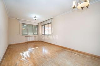 Piso en Alameda de Osuna. Descubre un impresionante piso en altura ubicado en el distingui