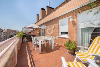 Àtic a Rosas - Musas. Descubre este encantador ático ubicado en el barrio de rosas, de