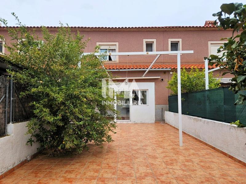 Foto dc92ebb2-23bd-44d2-9526-db1bfc950f40. Alquiler casa adosada en Serra