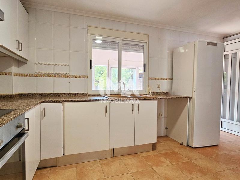 Foto fa37ea54-dee0-4971-acff-8f2626b9db2b. Alquiler casa adosada en Serra