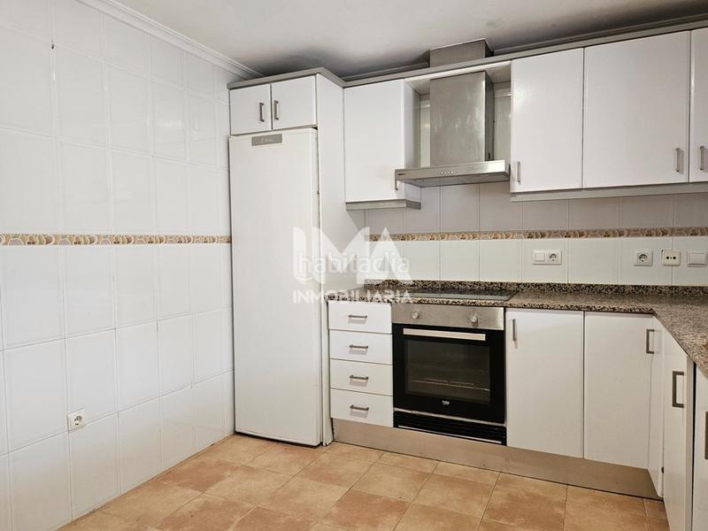 Foto 4bbf8c31-e039-4424-9ae6-0cfd4977db2b. Rent semi detached house with heating parking pool in Serra