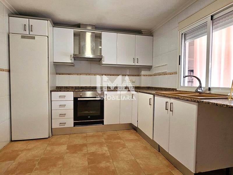 Foto 56e1cef5-a5c4-45a1-8a6e-0f1b976e417e. Rent semi detached house with heating parking pool in Serra