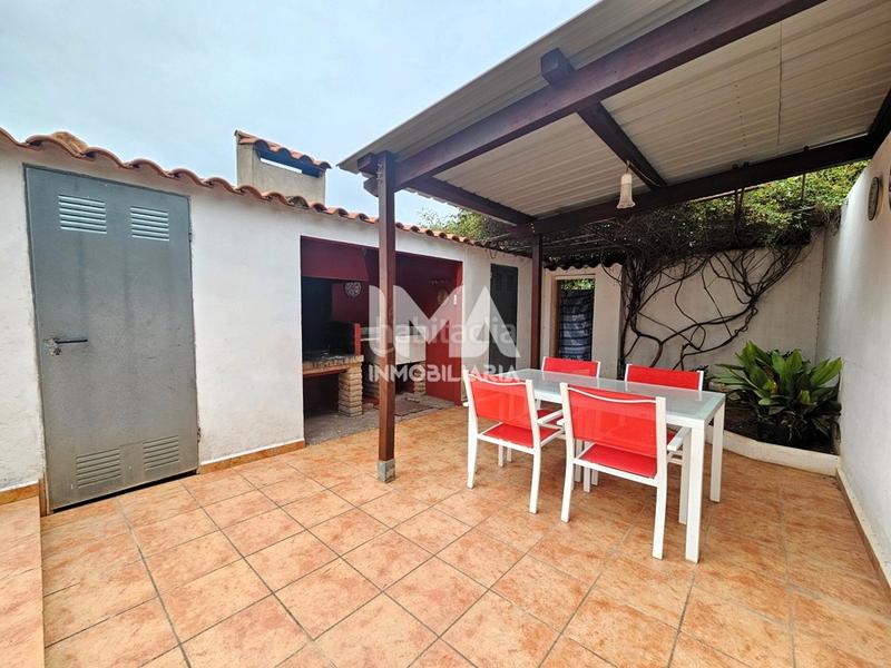 Foto 6ceb1e60-b1c7-4d6e-8856-321fc338d3ab. Rent semi detached house with heating parking pool in Serra