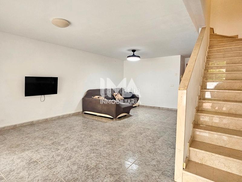 Foto da91cf87-f6ab-45e1-8934-c348bf1db710. Rent semi detached house with heating parking pool in Serra