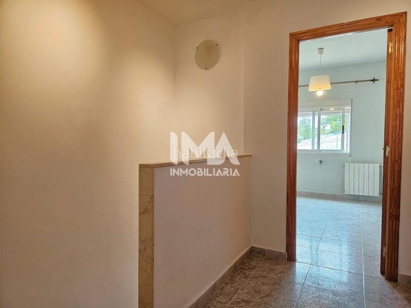 Foto e3be25d5-9574-436b-9dba-6f1c6b294f46. Rent semi detached house with heating parking pool in Serra