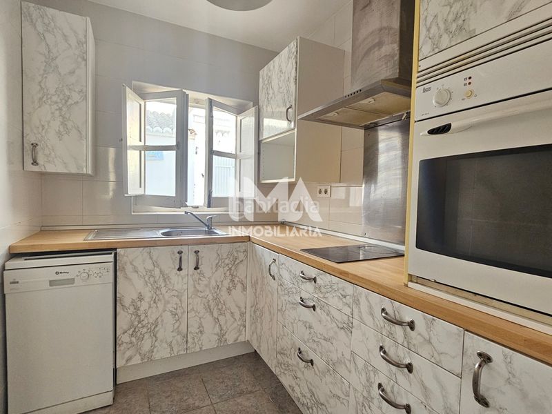 Foto a93ba55f-8593-45e8-b604-248e48d9af63. Casa amb aparcament a Pueblo Eliana (l´)