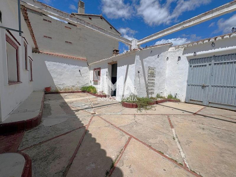 Foto b87aaec1-c6f3-4abd-be65-5a17e54ff528. Casa amb aparcament a Pueblo Eliana (l´)