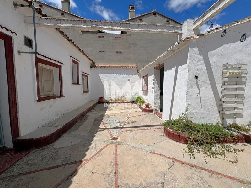 Foto dc4d8a5b-496e-4e0c-a6ef-b18d9b692a2a. Casa amb aparcament a Pueblo Eliana (l´)