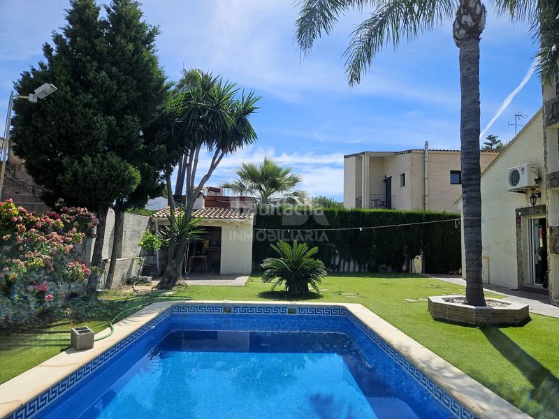 Foto e981b911-2376-49b2-842a-0f721f17aa42. Xalet amb xemeneia calefacció aparcament piscina a Eliana (l´)