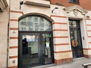 Lloguer Local Comercial a Calle de narváez 40. Magnifico local en la mejor zona de narváez, junto al cine