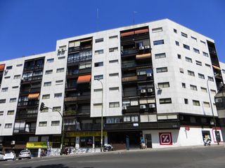 Rent Flat in Avenida de pablo iglesias 46. Se podrá visitar a partir del lunes 27 están pintando y acuchill