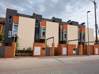 Casa a Concha espina 20. Amplia casa en venta de 4 dormitorios, 4 baños, jardín privado y