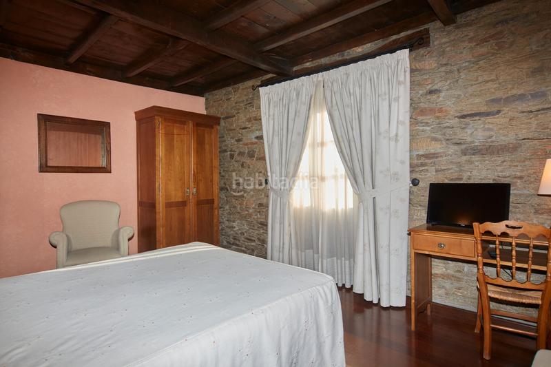 Foto aadcc6e9-b4e4-4adb-99e6-65c67734fd5f. Bauernhof mit kamin parking in Castroverde