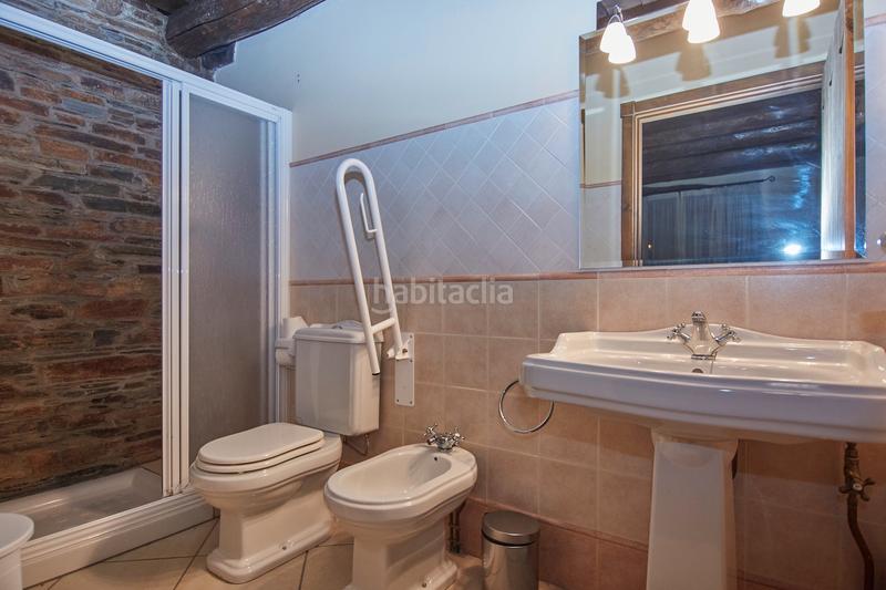 Foto badb68b0-f094-428f-b8ba-85adf099490b. Bauernhof mit kamin parking in Castroverde