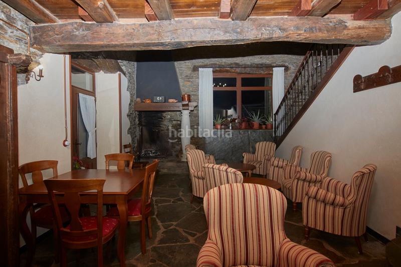 Foto db85bd67-b26f-4c30-8579-56dc04aa4593. Bauernhof mit kamin parking in Castroverde